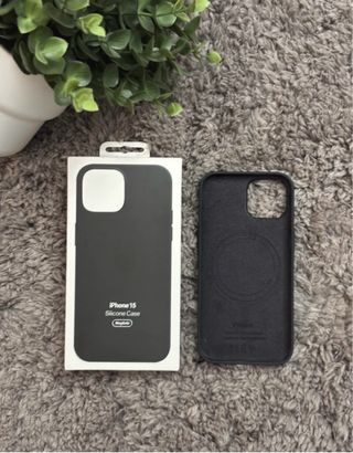 Cover iphone 15 in silicone con magsafe