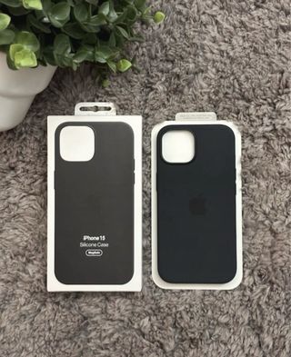 Cover iphone 15 in silicone con magsafe