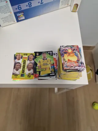 Cromos Fútbol 24/25 y 25/26 + Pokémon