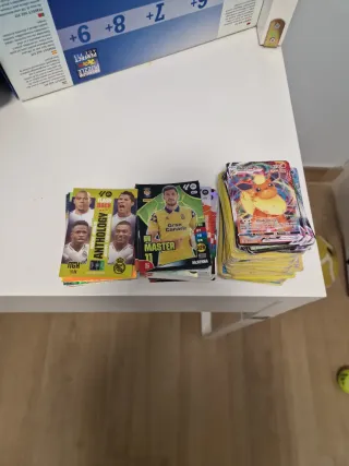 Cromos Fútbol 24/25 y 25/26 + Pokémon