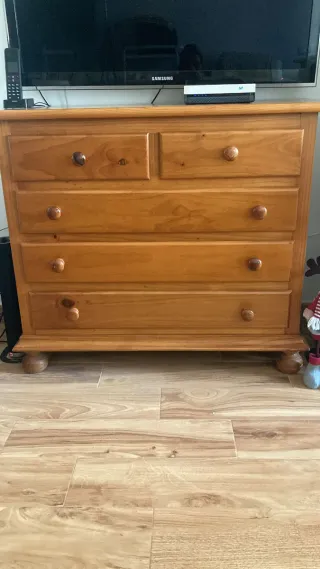 Mueble de madera con cajones