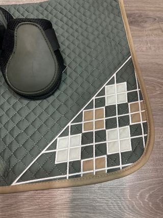 Mantilla y protectores pony verde militar