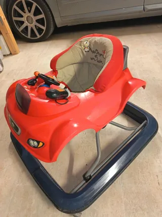 Tacatá para bebé con diseño de coche