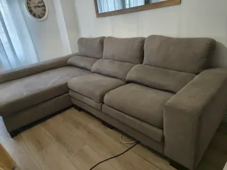 Sofá Cheslong Gris Voluminoso