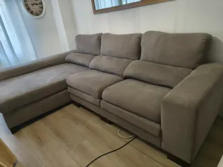 Sofá Cheslong Gris Voluminoso