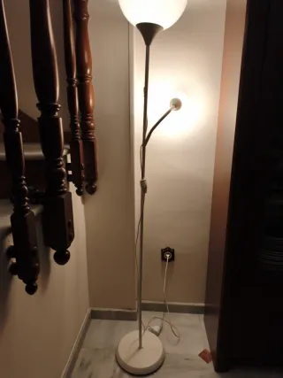 Lámpara de pie blanca con luz de lectura