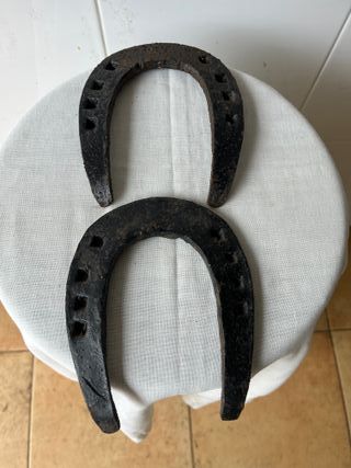 2 Herraduras de Caballo Metálicas de 15 cm. largo.