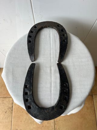 2 Herraduras de Caballo Metálicas de 15 cm. largo.