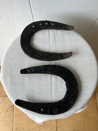 2 Herraduras de Caballo Metálicas de 15 cm. largo.