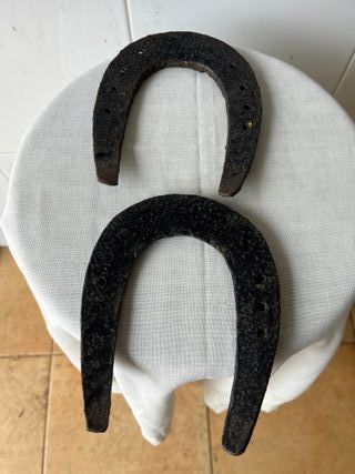 2 Herraduras de Caballo Metálicas de 15 cm. largo.