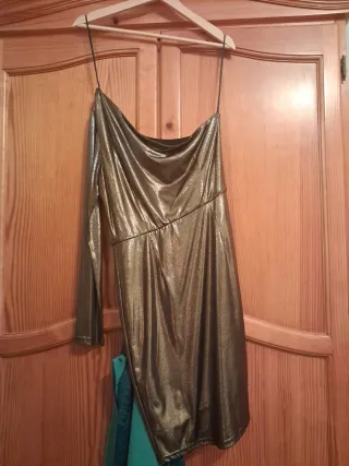 Vestido de fiesta dorado y plateado.