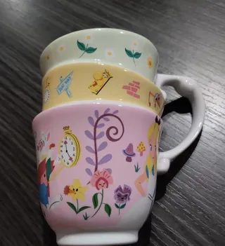 Taza Alicia en en pais de las maravillas