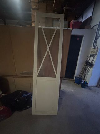 Puerta blanca con marco