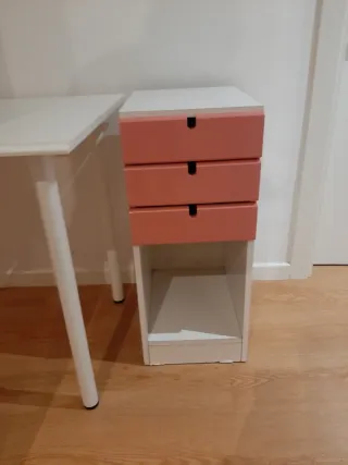 Escritorio blanco y cajonera