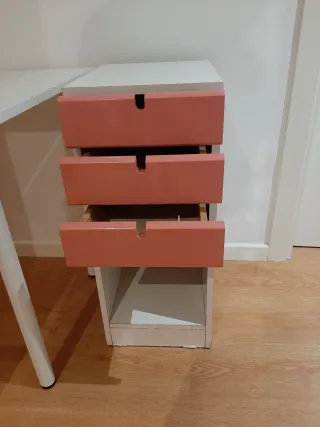 Escritorio blanco y cajonera