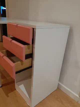 Escritorio blanco y cajonera