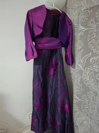 Vestido de fiesta morado con flores