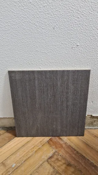 Azulejos de pared gris oscuro