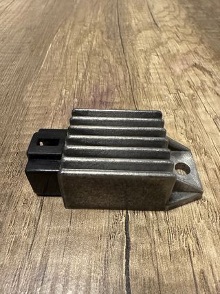 Regulador Corriente original Honda NSR 75cc.