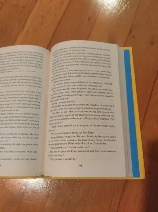 Libro A song below water