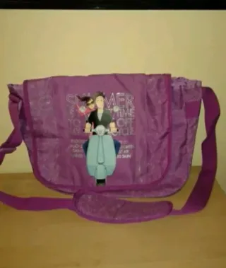 Mochila bandolera morada con estampado