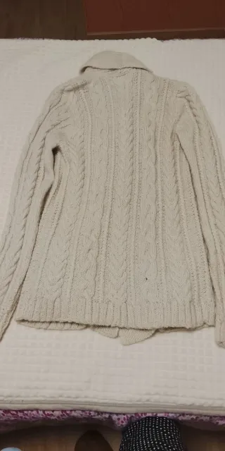 Chaqueta de punto beige con botones