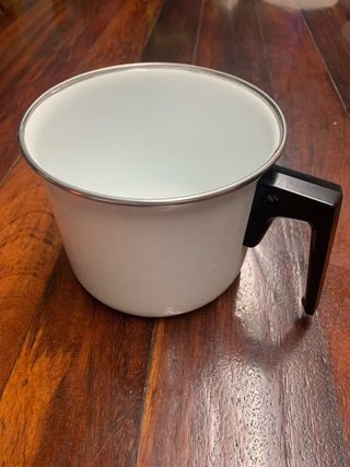 Cazo de leche esmaltado con escena romántica