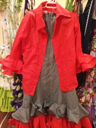 Varios trajes de flamenca