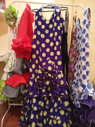 Varios trajes de flamenca