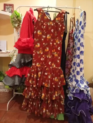 Varios trajes de flamenca