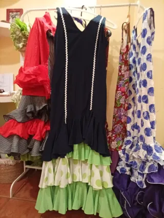 Varios trajes de flamenca