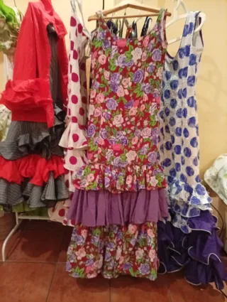Varios trajes de flamenca