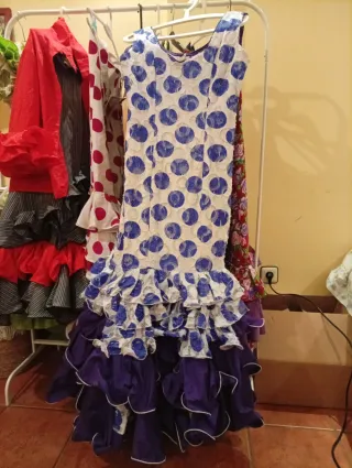 Varios trajes de flamenca
