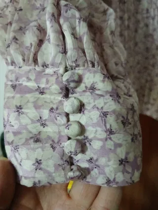 Blusa manga larga floral blanca y morada