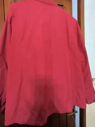 Parka cortavientos rojo