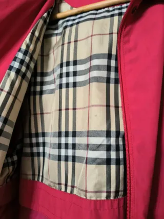 Parka cortavientos rojo