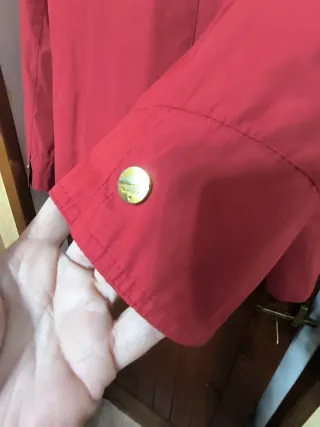 Parka cortavientos rojo