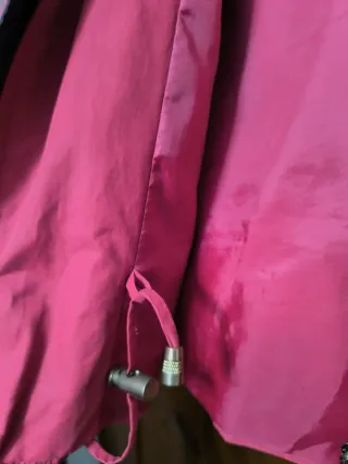 Parka cortavientos rojo