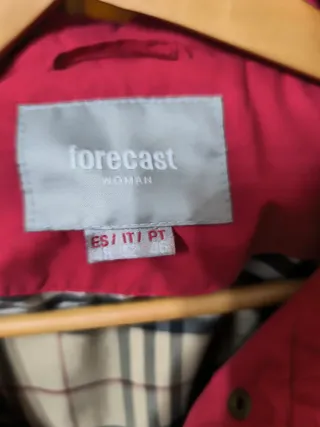Parka cortavientos rojo