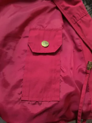 Parka cortavientos rojo