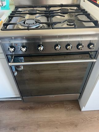 Cocina a gas con horno marca SMEG modelo: CX68MF8.