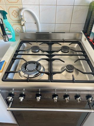 Cocina a gas con horno marca SMEG modelo: CX68MF8.