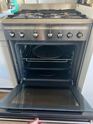 Cocina a gas con horno marca SMEG modelo: CX68MF8.