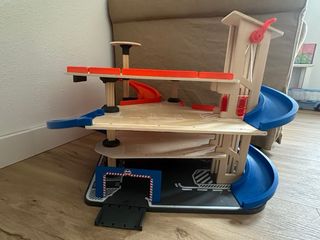 Garaje y circuito coches madera