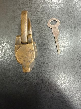Candado antiguo de latón con llave
