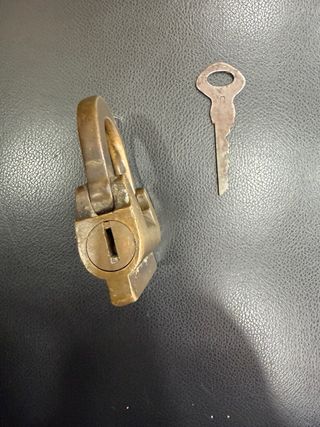 Candado antiguo de latón con llave