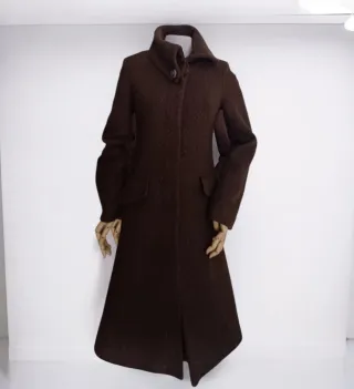 Abrigo marrón con hilo dorado
