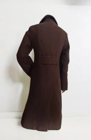Abrigo marrón con hilo dorado