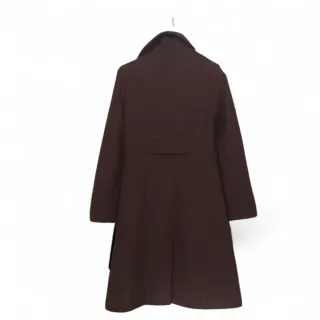 Abrigo marrón con hilo dorado