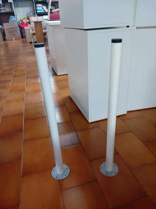 Escritorio blanco con cajonera